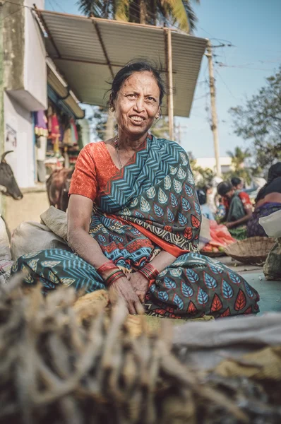 Mujer india vende verduras — Foto de Stock