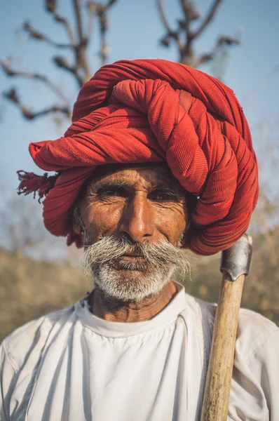 Rabari tribesman holds traditional axe — Stock fotografie