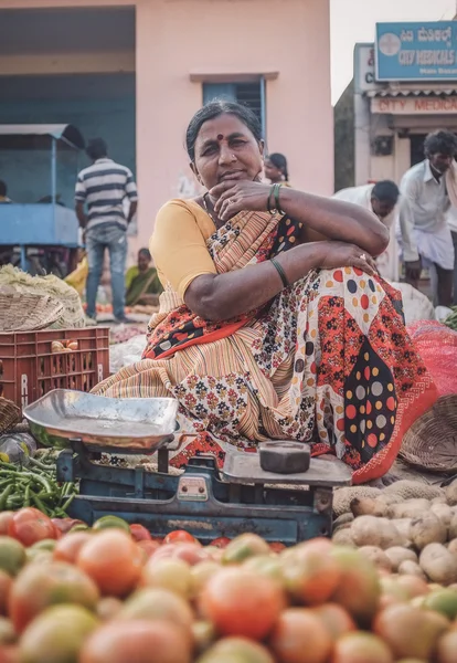 Indian lady sells vegetables — Stock Photo, Image