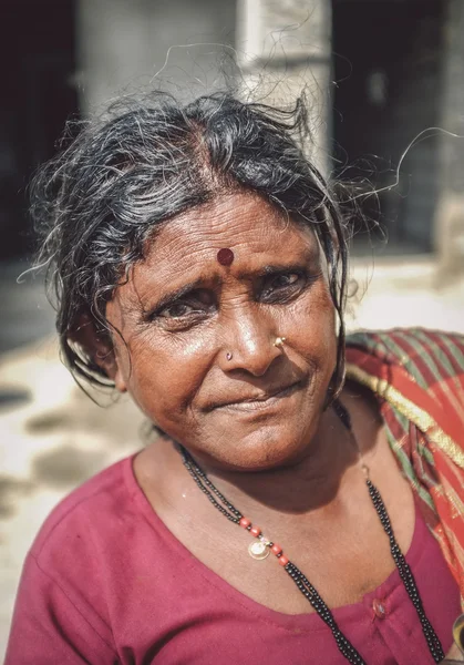Женщина с бинди на улице — стоковое фото