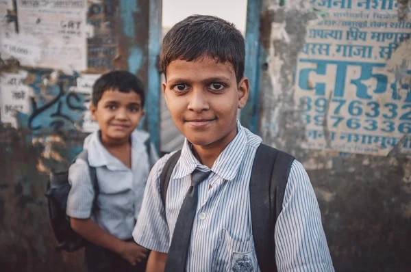 インドの少年がスリング ショットを保持します。 — ストック写真