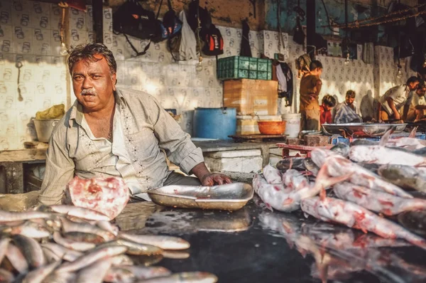 Travailleur sur un marché du poisson posant — Photo