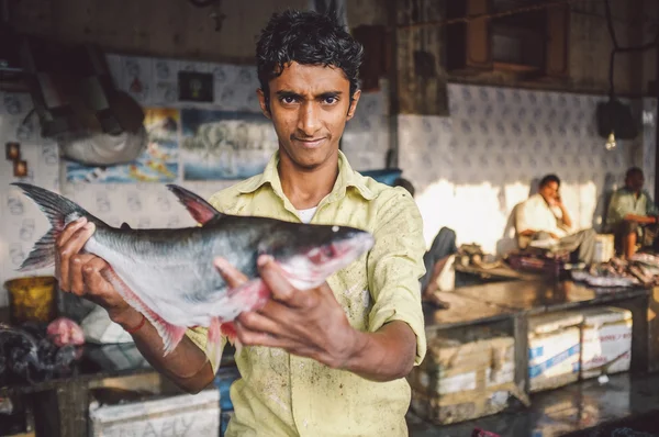 Customer of fishmarket poses — Φωτογραφία Αρχείου