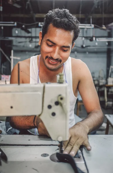 Trabajador indio siembra — Foto de Stock