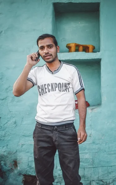 Hintli adam görüşmeler üstünde hareket eden telefon — Stok fotoğraf
