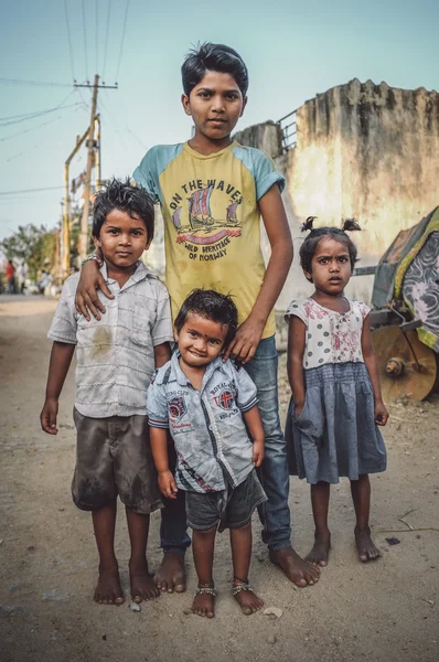 Niños indios y niña pequeña —  Fotos de Stock