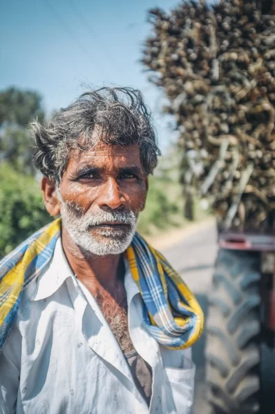 Trabalhador ao lado do caminhão — Fotografia de Stock