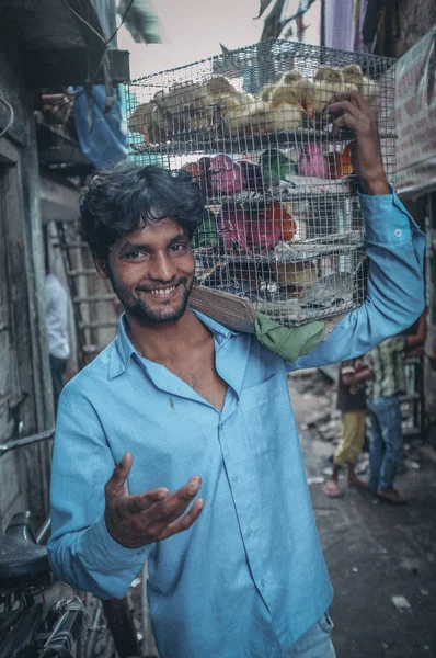 Индийский рабочий с клеткой — стоковое фото
