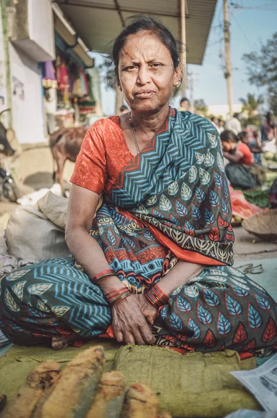 Indian lady sells vegetables — Stock Photo, Image