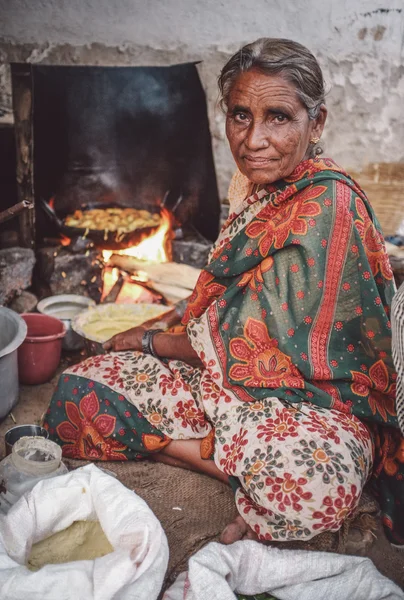 インドの女性は、豆類をフライド ポテトします。. — ストック写真