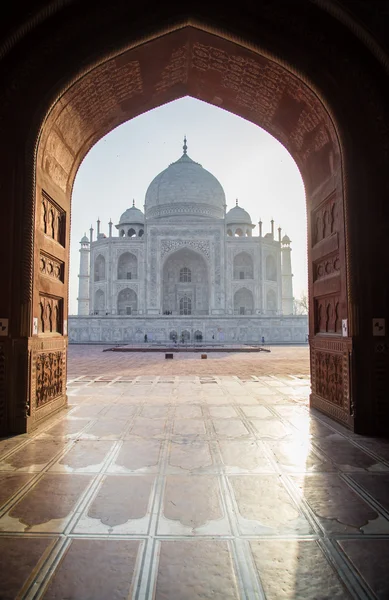 Taj Mahal fra moskeen – stockfoto