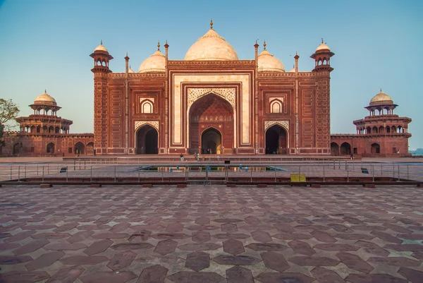 Mešita na západní straně Taj Mahal. — Stock fotografie