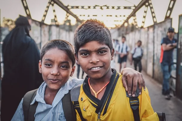 Chicos en puente en el barrio pobre de Dharavi —  Fotos de Stock