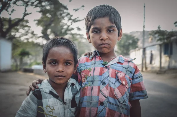 Dva indičtí chlapci objetí — Stock fotografie