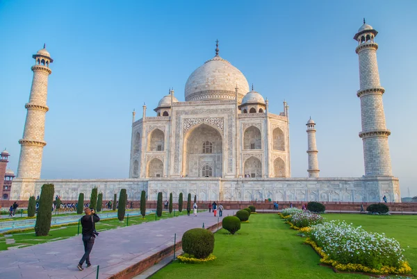 Taj Mahal, Visitor with camera walking — Φωτογραφία Αρχείου