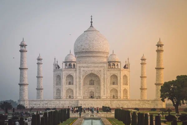Taj Mahal framför den stora porten — Stockfoto