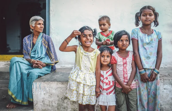 Indian family members standing — Stok fotoğraf