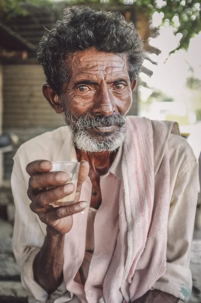 Man holds a glass of cha — Stockfoto