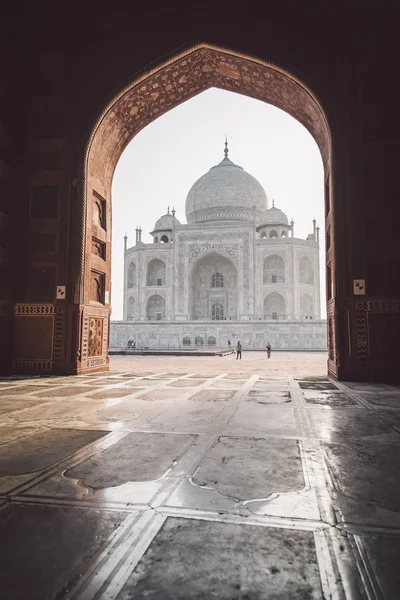 Blick auf den Taj Mahal von der Moschee aus — Stockfoto