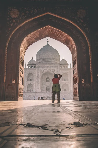 Woman photographing Taj — Stock Fotó