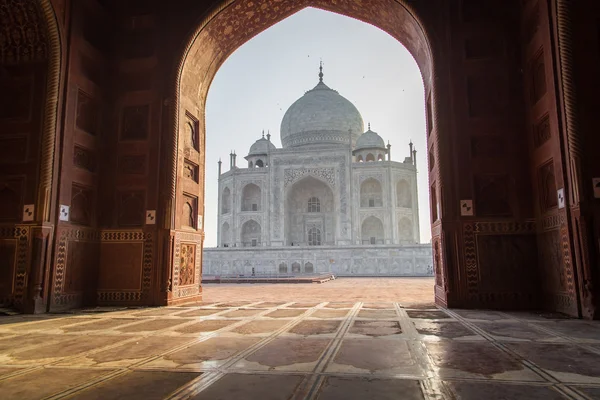 Taj mahal von der Moschee — Stockfoto