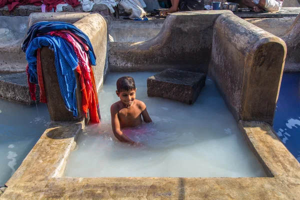 Los baños infantiles en la piscina tradicional de lavandería — Foto de Stock