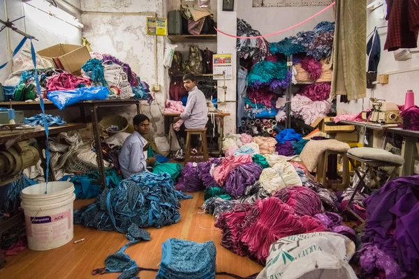 Homens trabalham em pequena fábrica de roupas íntimas — Fotografia de Stock