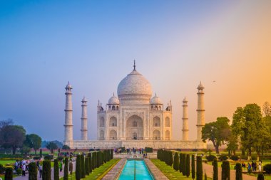 Taj Mahal büyük kapısı önünde