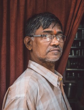 adam gözlük ve kapı tribünlerde bindi