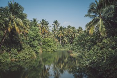 Çocuklar okul üniformaları standı
