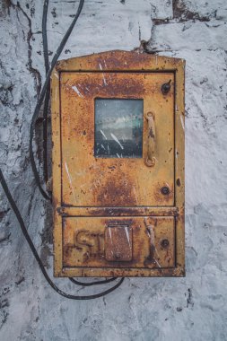 fusebox beyaz taş duvar.