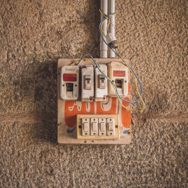 Small safety fuse with switches