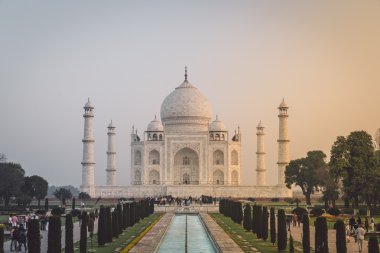 Taj Mahal büyük kapısı önünde