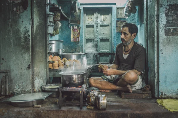 Indianer zählt Geld — Stockfoto