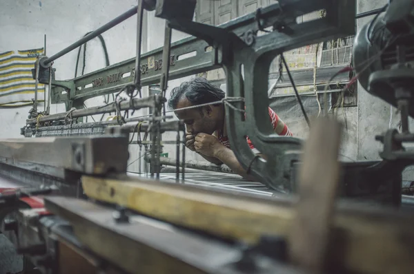Arbeiter repariert Maschine — Stockfoto
