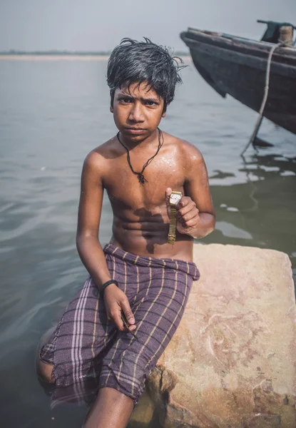 Indian boy shows watch — Stockfoto