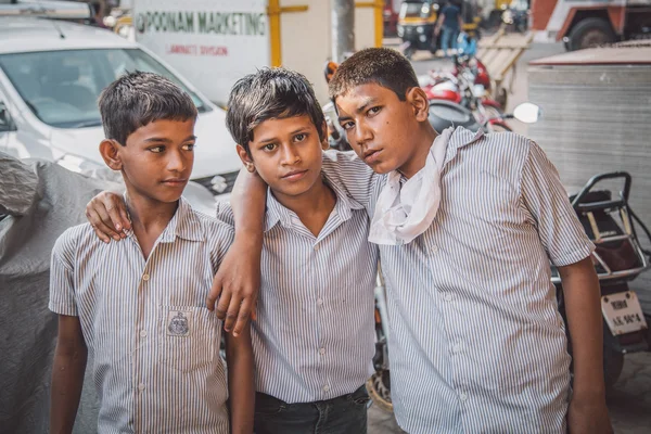 Мальчики в школьной форме стоят — стоковое фото