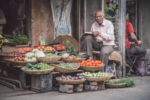 Hombre indio escribe en libro — Foto de Stock