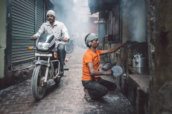 Street vendor makes fire — Stock Photo, Image