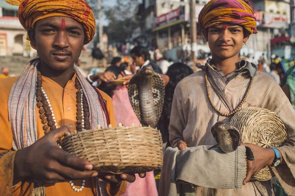 Indiano meninos segurar cobras — Fotografia de Stock