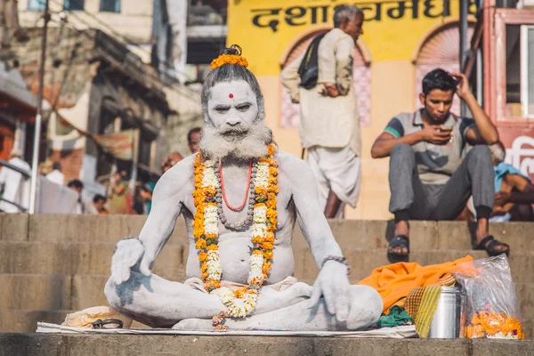 Sadhu senta-se no ghat — Fotografia de Stock