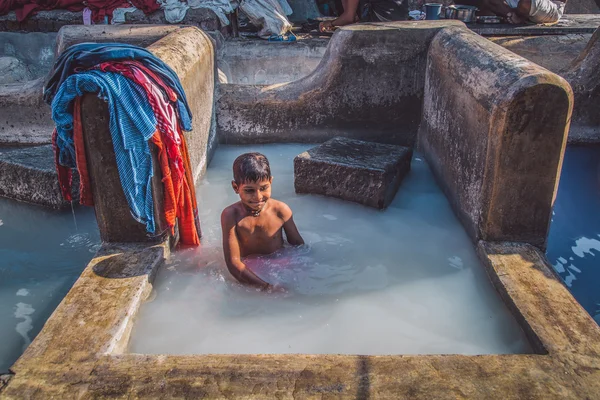 Dítě se koupe v tradiční prádelny fondu — Stock fotografie