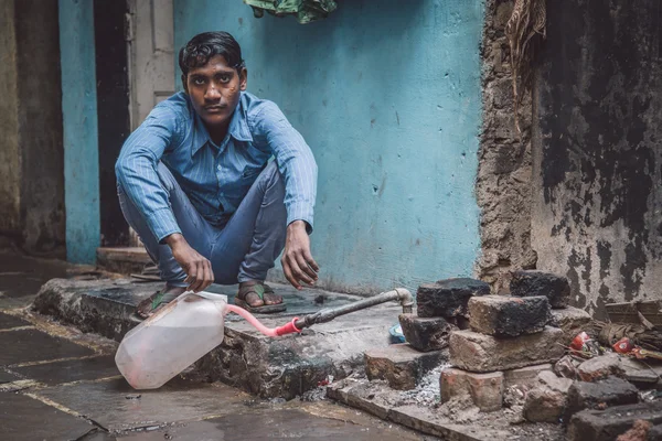 Indian man fills water tank — Stockfoto