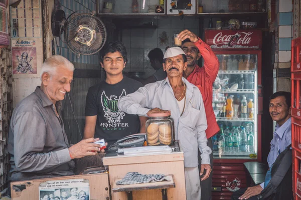 Trabajadores indios posan —  Fotos de Stock