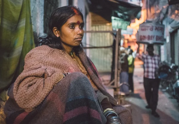 Homelss femme assise dans la rue — Photo