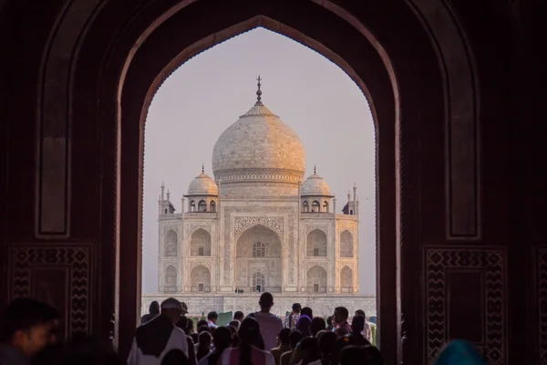 Taj Mahal büyük kapıdan içeri gelen — Stok fotoğraf