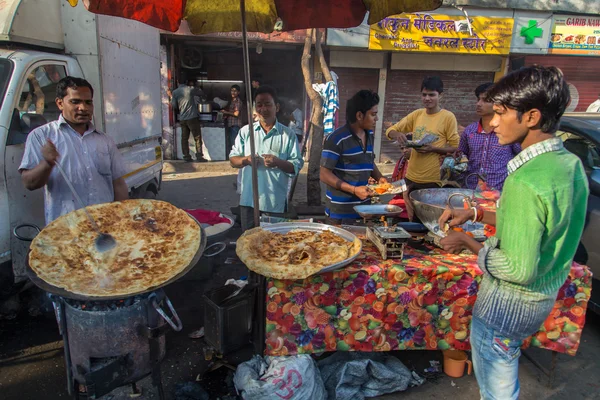 Vendor makes Halwa poori — Stock Photo, Image