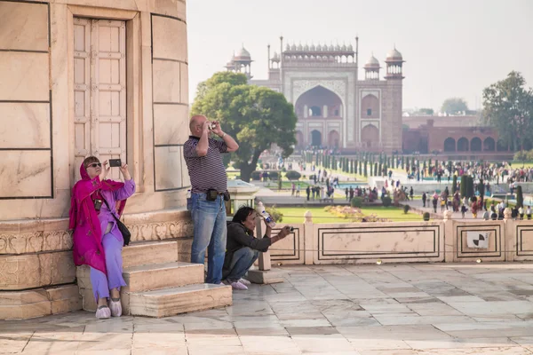 Návštěvníci fotografování Taj Mahal — Stock fotografie