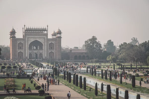 Taj Maha büyük kapıdan — Stok fotoğraf