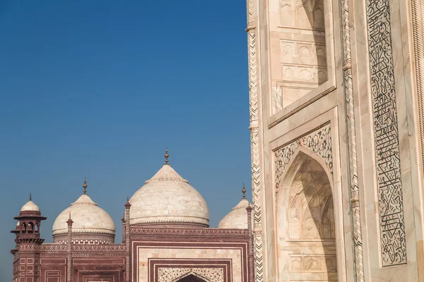 Taj Mahal and mosque — Stockfoto